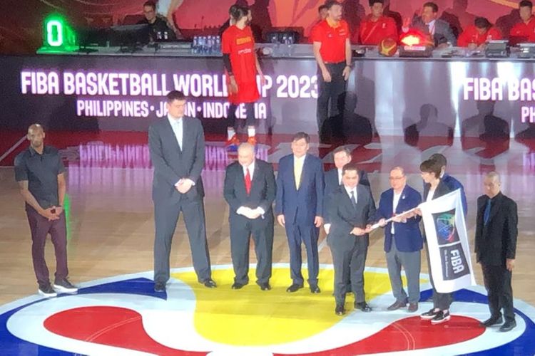 Erick Thohir yang mewakili Indonesia, bersama dengan Filipina dan Jepang, menerima bendera simbolis sebagai tuan rumah FIBA World Cup 2023.