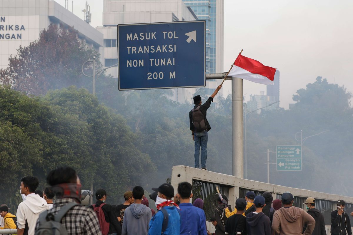 Demonstrasi menolak Rancangan Kitab Undang-Undang Hukum Pidana (RKUHP) dan Undang-Undang Komisi Pemberantasan Korupsi (UU KPK) berakhir ricuh di tol dalam kota, Slipi, Jakarta Barat, Senin (30/9/2019). Akibat kericuhan ini tol dalam kota di kawasan Slipi lumpuh total.