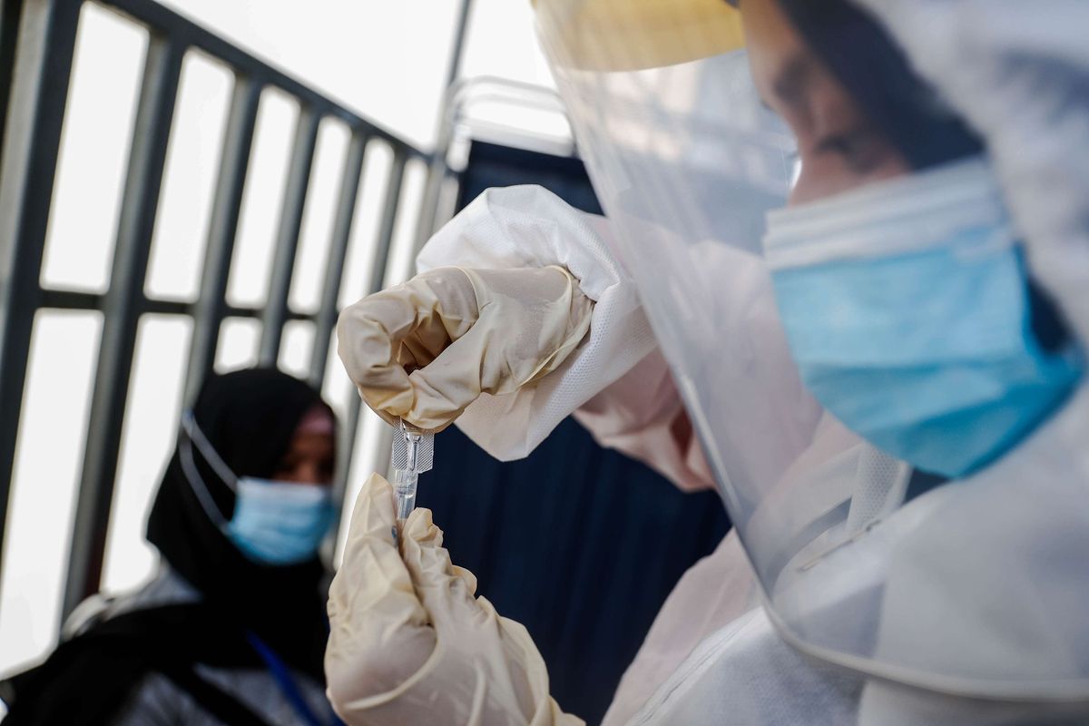 Petugas medis melakukan tes usap antigen kepada calon penumpang KRL (Kereta Rel Listrik) di Stasiun Tanah Abang, Jakarta Pusat, Senin (21/6/2021). PT KAI Commuter melakukan tes acak kepada penumpang KRL dari tanggal 21-27 Juni 2021 guna mencegah penyebaran wabah Covid-19.