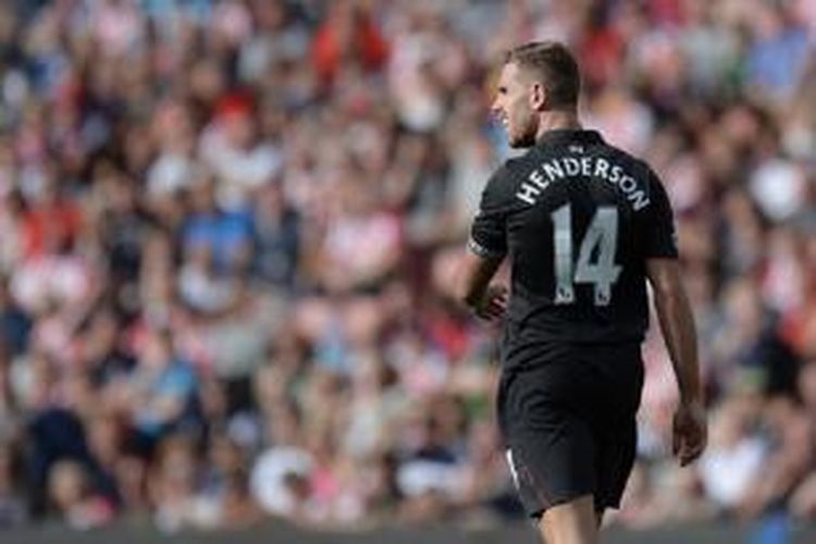Kapten Liverpool, Jordan Henderson, tampil pada laga Premier League kontra Stoke City di Stadion Britannia, 9 Agustus 2015.