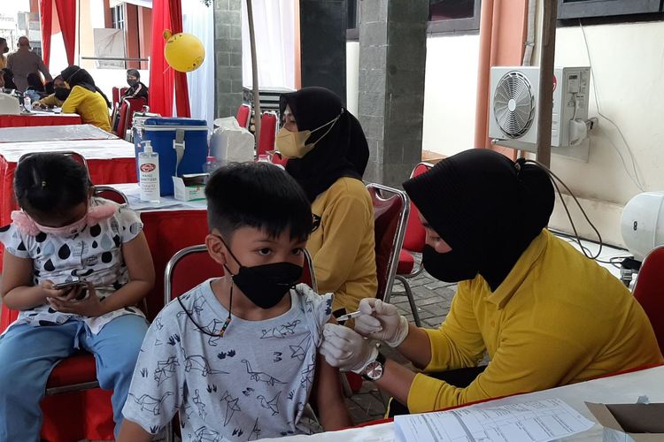 Vaksinasi anak di RS Bahayangkara
