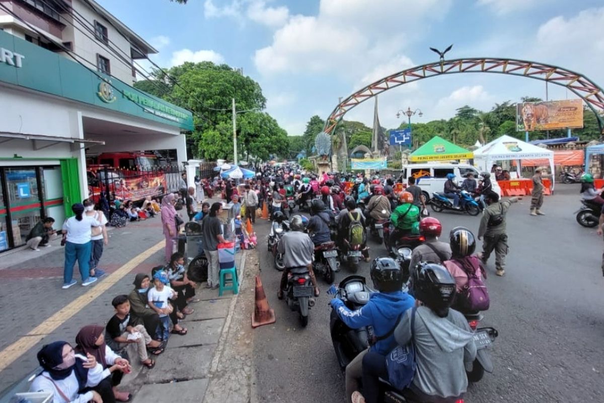 Pengunjung mulai memadati Taman Margasatwa Ragunan, Pasar Minggu, Jakarta Selatan, pada momen libur Lebaran 2022, Sabtu (7/5/2022).