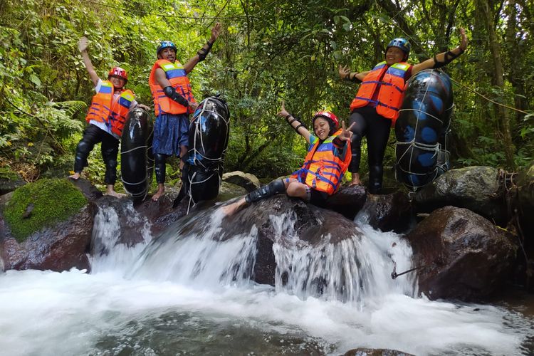River Tubing di Daerah Aliran Sungai (DAS), Desa Golo Loni, Ranamese, Kabupaten Manggarai Timur, NTT, Selasa, (3/5/2022).