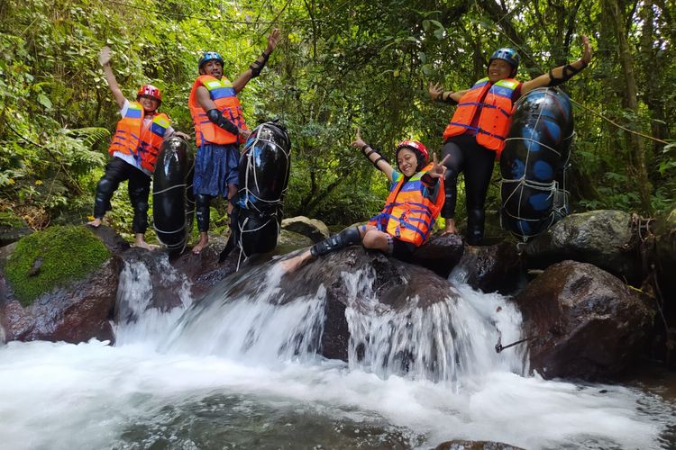 River Tubing di Daerah Aliran Sungai (DAS), Desa Golo Loni, Kec.Ranamese, Kab. Manggarai Timur, NTT, Selasa, (3/5/2022).