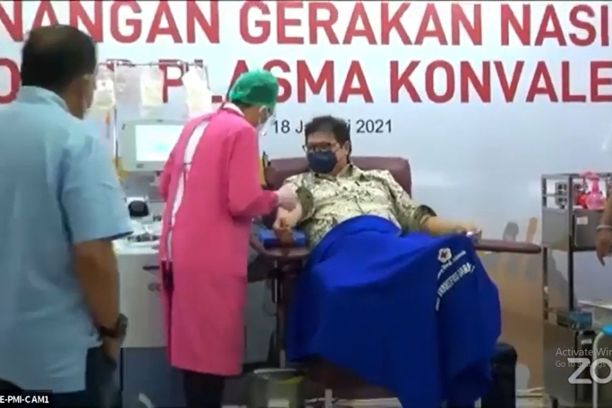 Tangkapan layar Menko Perekonomian Airlangga Hartarto saat melakukan donor plasma konvalesen di Markas PMI, Jakarta, Senin (18/1/2021).