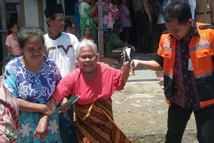 Robiah, ibu buta yang selamat saat banjir bandang menerjang Kaliwungu, Kendal.