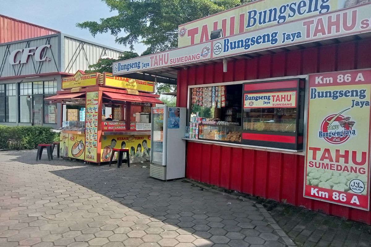 Beberapa gerai makanan ringan di rest area KM 86B.