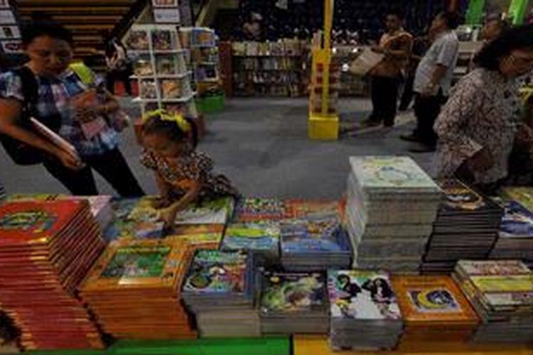 Pengunjung melihat buku yang dijual di arena Kompas Gramedia Fair 2013 di Istora Senayan, Jakarta, Rabu (13/2/2013). KG Fair yang akan berlangsung hingga 17 Februari 2013 akan diramaikan dengan beragam acara seperti lomba menyanyi anak-anak, bedah buku, diskusi, dan obral buku murah. Kegiatan tahunan ini sebagai upaya menumbuhkan minat baca masyarakat.
