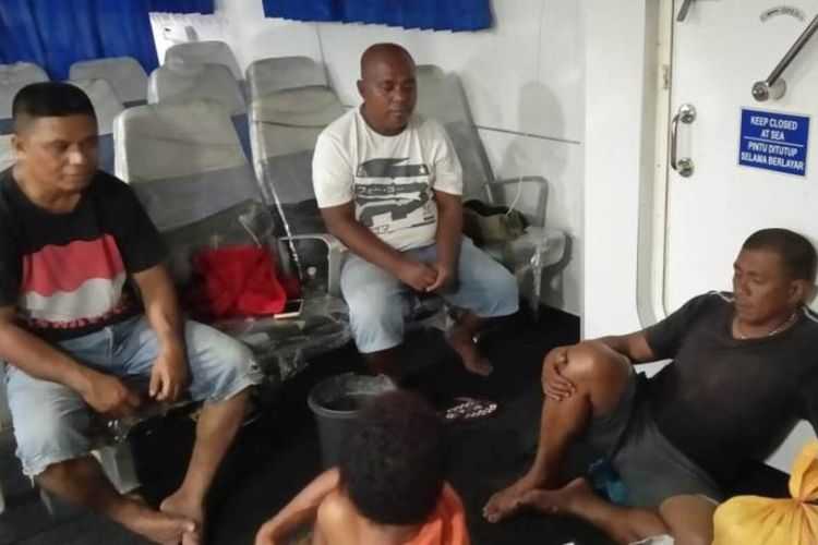 Para  penumpang speedboat yang berhasil dievakuasi tim SAR  di peraiaran laut Kei Besar dalam kondisi lemas setelah speedboat yang mereka tumpangi terombang amboing di peraiaran laut Kei Besar, Minggu malam (9/2/2020)