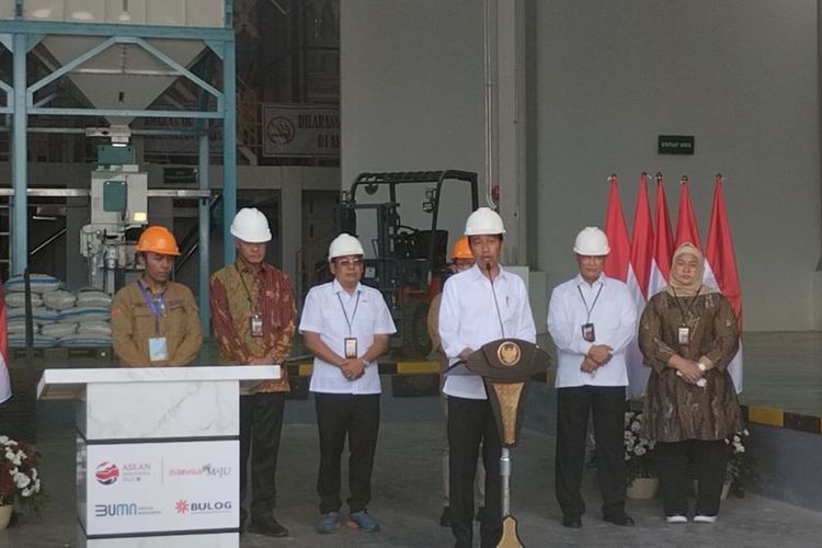 Presiden Joko Widodo (Jokowi) resmikan pabrik penggilingan padi atau Modern Rice Milling Plant (MRMP), di Kelurahan Karangmalang, Kecamatan Masaran,  Kabupaten Sragen, Sabtu (11/3/2023).