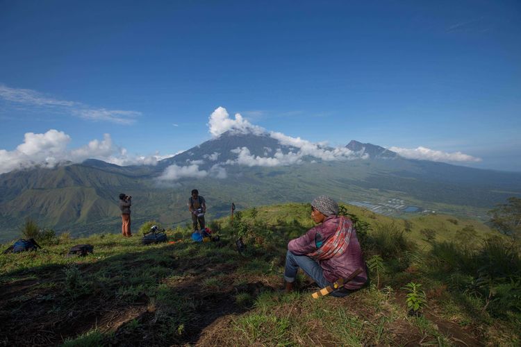 Lanskap Gunung Rinjani terlihat dari Bukit Pergasingan, Lombok Timur, Nusa Tenggara Barat, Kamis (19/3/2015). Puncak Bukit Pergasingan menjadi pilihan wisata trekking di Lombok Timur untuk menyaksikan matahari terbit dan lanskap Gunung Rinjani. KOMPAS IMAGES/KRISTIANTO PURNOMO