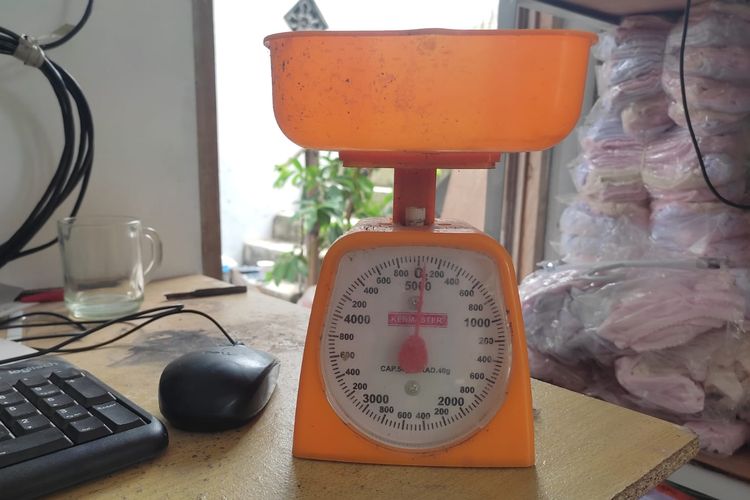 Satu kilogram sama dengan berapa gram, jawabannya tentu saja 1.000 gram. Anda harus memahami lebih dulu perhitungan konversinya.