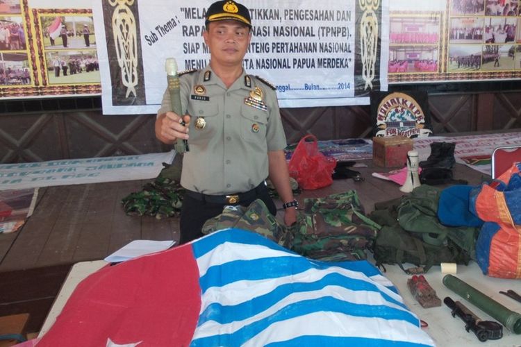 Hasil sitaan Polres Jayapura pada aksi pengerebekan Rapat Koordinasi Pengesahan Tentara Pembebasan Negara Papua Barat pada Minggu (10/8/2014) di Kampung sekitar pukul 21.15 WIT, di Kampung Warombaim, Distrik Nimbokrang, Kabupaten Jayapura, Papua. Sebanyak 21 orang yang diduga simpatisan kelompok Organisasi Papua Merdeka yang diamankan aparat keamanan. Barang bukti yang berhasil diamankan adalah bendera bintang kejora, dan pelontar anti tank. Hasil sitaan ini ditampilkan dalam konferensi pers di Mapolres Jayapura, Papua pada Senin (11/8/2014). 