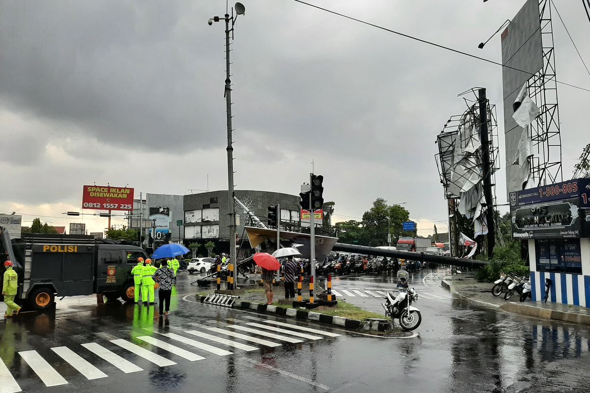 Baliho berukuran besar di perempatan Condongcatur, Depok, Sleman roboh.
