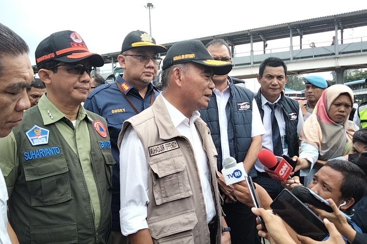 Kepala BNPB Letjen TNI Suharyanto (kanan kedua) menyebut bahwa pihaknya telah menyiapkan Modifikasi Cuaca di Kawasan Provinsi Banten