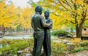 Patung di Nami Island, Korea Selatan, dari adegan dan lokasi pembuatan drama Korea Winter Sonata. Gambar diambil pada 25 Oktober 2015.