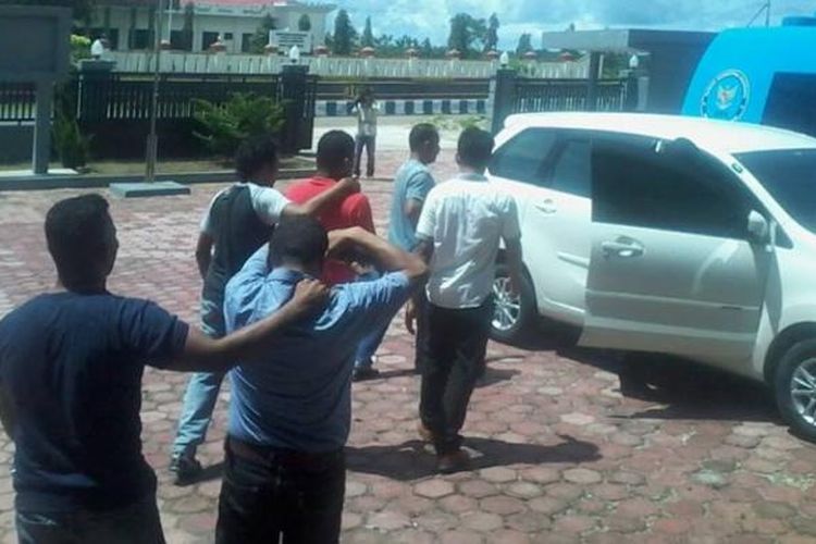 TIm Resnarkoba Polres Maluku Tenggara menggelandang dua orang pemakai dan pengedar narkoba menuju kantor Polres setempat, Kamis (9/3/2017)