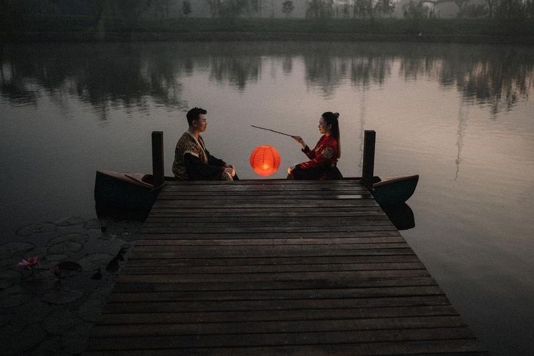 Pengunjung yang sedang melakukan pemotretan di Rustic Market by The Lake.