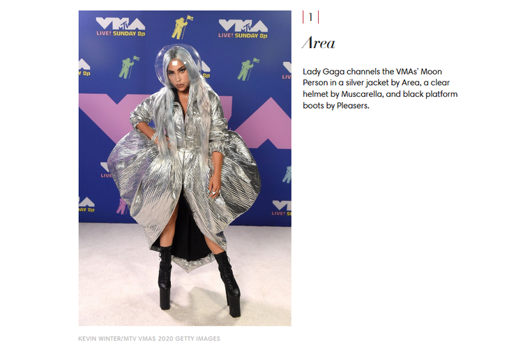 Lady Gaga dengan kostum dari Area