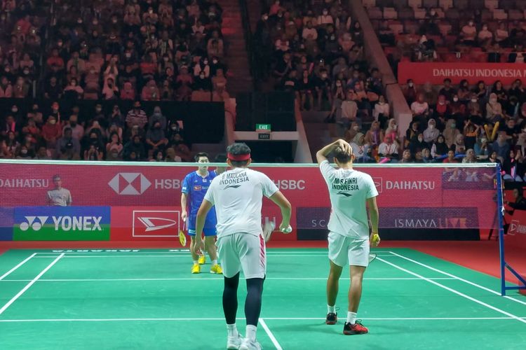 Ganda putra Indonesia, Muhammad Shohibul Fikri/Bagas Maulana, saat bertanding melawan Takuro Hoki/Yugo Kobayashi asal Jepang pada babak 8 besar Indonesia Masters 2023 yang digelar di Istora Gelora Bung Karno, Senayan, Jakarta, pada Jumat (27/1/2023).