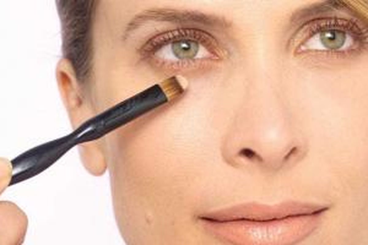 make-up bisa menyamarkan lingkaran hitam di bawah mata