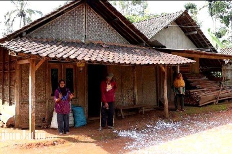 Situasi terkini lokasi jatuh balon udara di rumah warga Pacitan, tepatnya rumah Sumarmin, di Desa Tahunan, Kecamatan Tegalombo, Kabupaten Pacitan, Rabu (1/5/2024) (Tribun Jatim/Pramita Kusumaningrum)