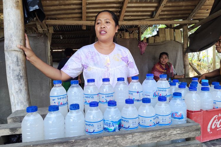 Mirnawati Otoluwa (39), perempuan asal Pohuwayama (Paguyaman) Kabupaten Boalemo yang menjual bohito, minuman nira aren segar di tepi Danau Limboto, Usaha ini ia lakoni sejak 3 tahun lalu.