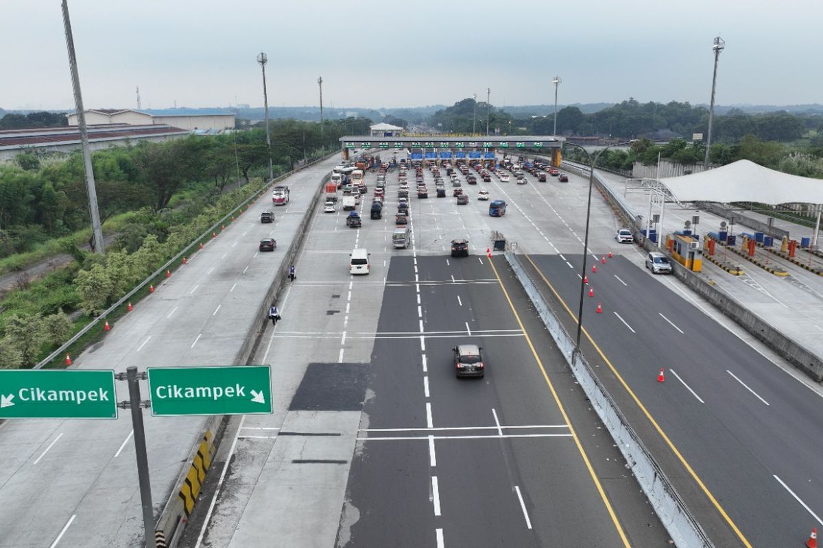 Pantauan arus lalu lintas menuju ruas Jalan Tol Cikampek, Sabtu (30/4/2022).