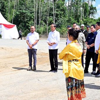 Presiden Joko Widodo saat melakukan peletakan batu pertama atau groundbreaking pembangunan Gedung Kantor PT Bank Mandiri (Persero) Tbk di Kawasan Ibu Kota Nusantara (IKN) Kalimantan Timur, pada Kamis (29/2/2024).