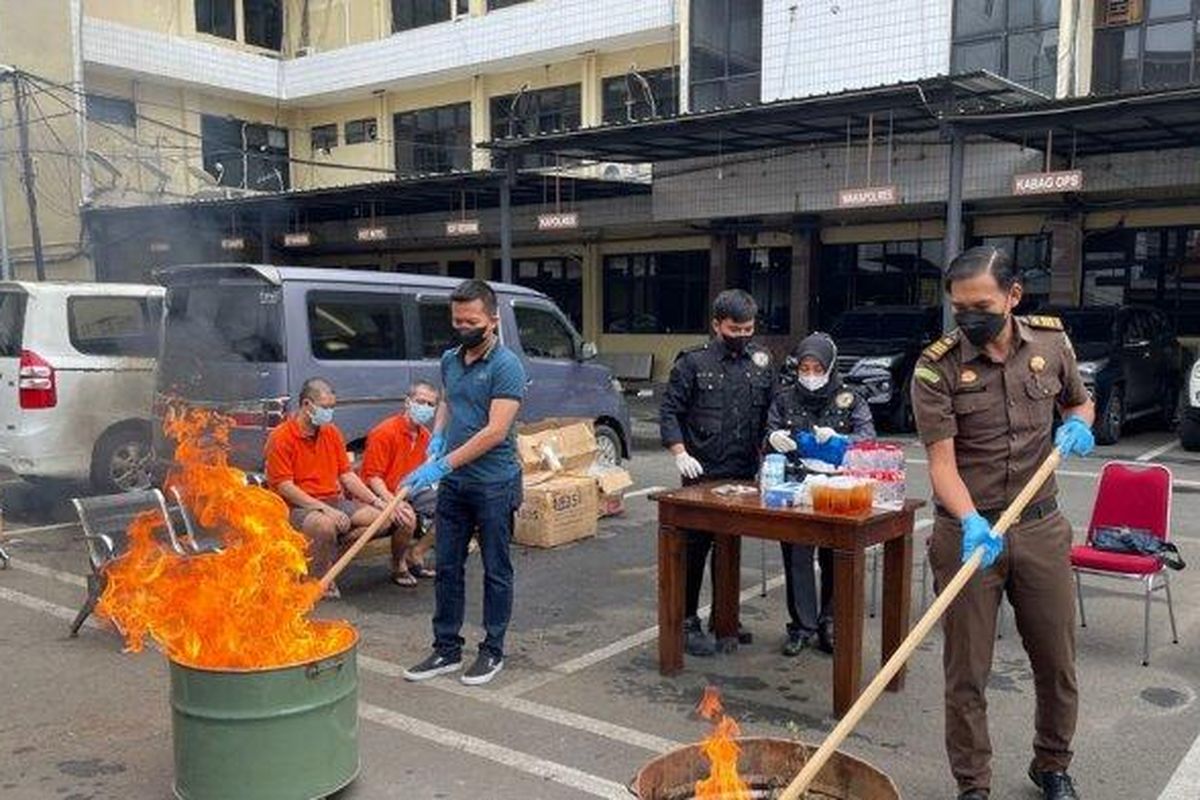 Polres Metro Jakarta Selatan melakukan pemusnahan barang bukti kasus narkoba, di halaman belakang Polres Metro Jakarta Selatan, Kamis (16/6/2022). 