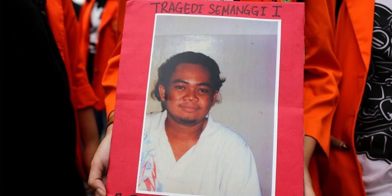 Seorang mahasiswa memegang foto BR Norma Irmawan, mahasiswa Atma Jaya yang ditembak saat demonstrasi mahasiwa 13 November 1998. Keluarga korban Tragedi Semanggi I bersama Senat Mahasiswa Fakultas Hukum Unika Atma Jaya Jakarta melakukan unjuk rasa di depan kantor Kementerian Koordinator bidang Politik, Hukum dan Kemanan, Jalan Merdeka Barat, Jakarta Pusat, Senin (14/11/2016).