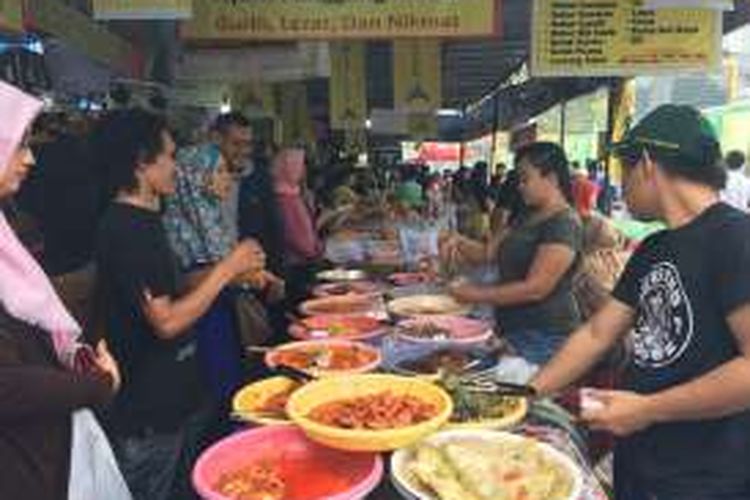 Banyak gerai masakan padang di Pasar Benhil, yang buka mulai pukul 14.00 WIB.