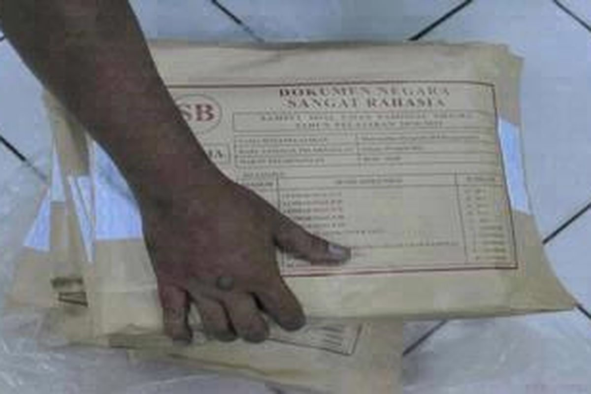 Panitia ujian nasional (UN) tingkat SLTA menghitung ulang berkas soal yang baru diterima dari percetakan sebelum disimpan di Koordinator Rayon 03 Jakarta Utara di SMA Negeri 13 Jakarta, Minggu (17/4). Distribusi, pendataan ulang, dan penyimpanan soal-soal UN melibatkan aparat kepolisian untuk mengawasinya. Kompas/Iwan Setiyawan (SET) 17-04-2011 