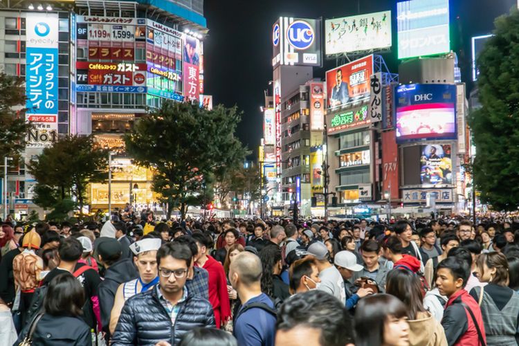 Perayaan Halloween di Shibuya, Tokyo, Jepang (27/10/2018). Pemerintah Shibuya melarang turis mengunjungi Shibuya untuk merayakan Halloween tahun ini untuk menghindari kerumunan yang berlebihan dan potensi bahaya seperti terjadi di Itaewon, Seoul, Korea Selatan pada 2022.