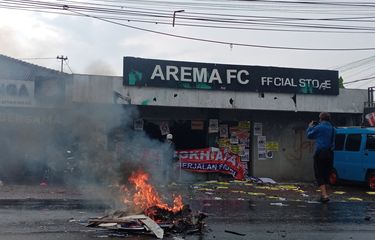 Puluhan pemuda atau Arek Malang mendatangi Kantor Arema FC di Jalan Mayjend Panjaitan, Kota Malang pada Minggu (29/1/2023) siang.