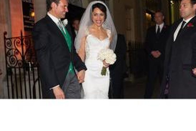 Mantan dokter Chelsea, Eva Carneiro (kanan), menikah dengan Jason De Carteret. Pernikahan ini digelar di Soho, London, Rabu (11/11/2015).