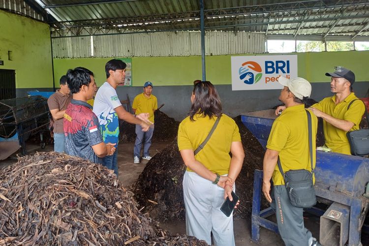 Pelatihan pengolahan kompos yang diinisiasi oleh BRI Peduli