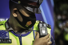Anti Suap, Polisi Potret Pengendara Motor yang Tak Pakai Helm