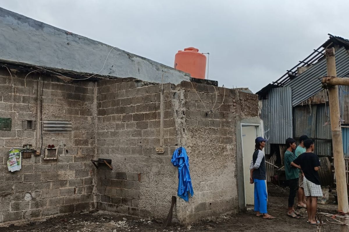 Kondisi terkini dari rumah milik Warno (65) yang habis diterjang angin puting beliung di Kampung Buek Jaya, Sumberjaya, Tambun Selatan, Kabupaten Bekasi, Kamis (2/3/2023).