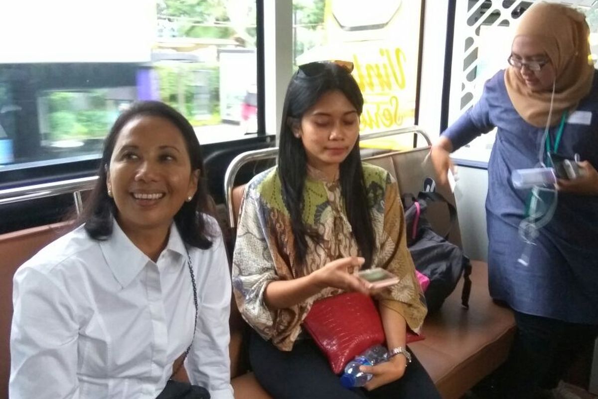 Menteri BUMN Rini Soemarno (baju putih) naik TransJakarta menuju Sunda Kelapa, Jumat (3/3/2017).