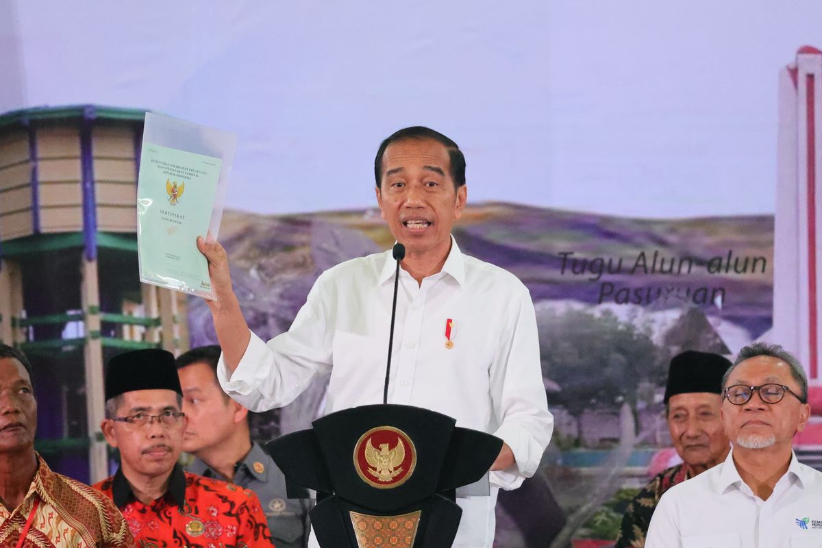 Presiden Jokowi saat menyerahkan 4.000 sertifikat tanah bagi masyarakat Jawa Timur di GOR Delta Sidoarjo, Jawa Timur, pada Rabu (27/12/2023).
