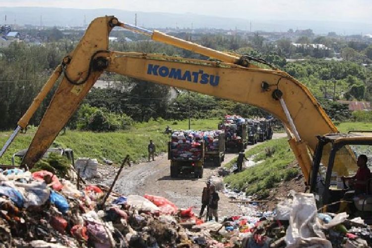 Truk mengangkut sampah ke TPA Banda Aceh.
