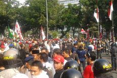 Massa Prabowo Lempari Mobil Polisi dengan Botol