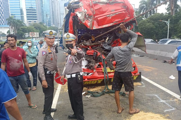 Truk bermuatan kedelai mengalami kecelakaan di Tol Dalam Kota Layang Kuningan arah Cawang, Jakarta Selatan pada Kamis (26/9/2024) dini hari.