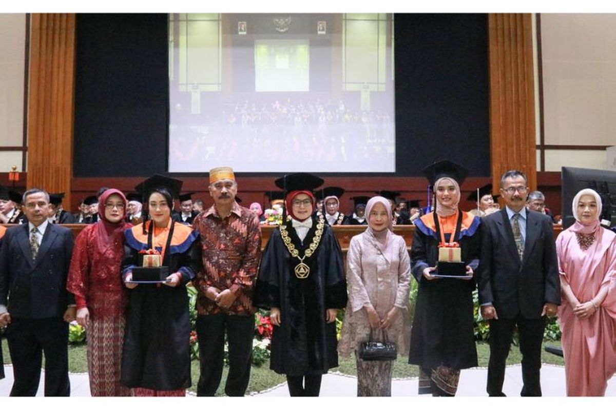 Wisuda Itenas digelar di Gedung Serbaguna (GSG) Bale Dayang Sumbi Itenas Bandung, Jawa Barat, Sabtu (2/3/2024). 