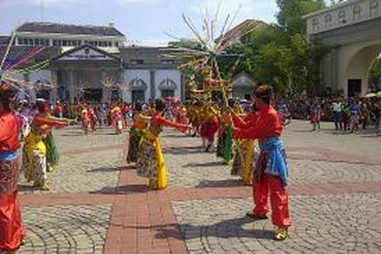 
Prosesi tradisi kirab budaya Dugderan yang diawali dari halaman Balaikota Semarang, Senin (8/7/2013)