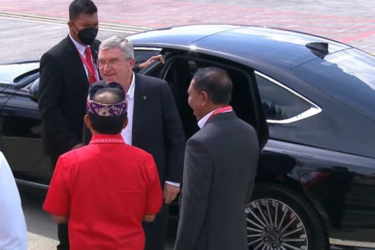 Presiden Komite Olimpiade Internasional (IOC) Thomas Bach saat tiba di Bandara I Gusti Ngurah Rai, Bali pada Senin (14/11/2022).