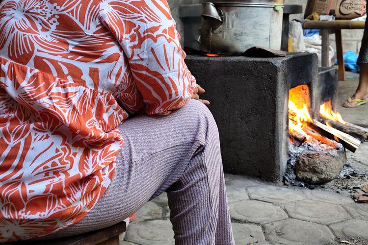 MR, orang dengan alzheimer asal Kabupaten Banyuwangi saat memasak di rumahnya pada Kamis (13/9/2024).