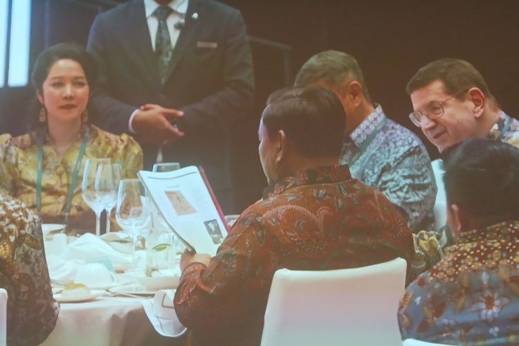 Presiden Prabowo Subianto saat makan malam dengan Chairman and Editor in Chief Forbes, Malcolm Stevenson Jr (Steve Forbes) di St Regis, Jakarta, Rabu (15/10/2025).