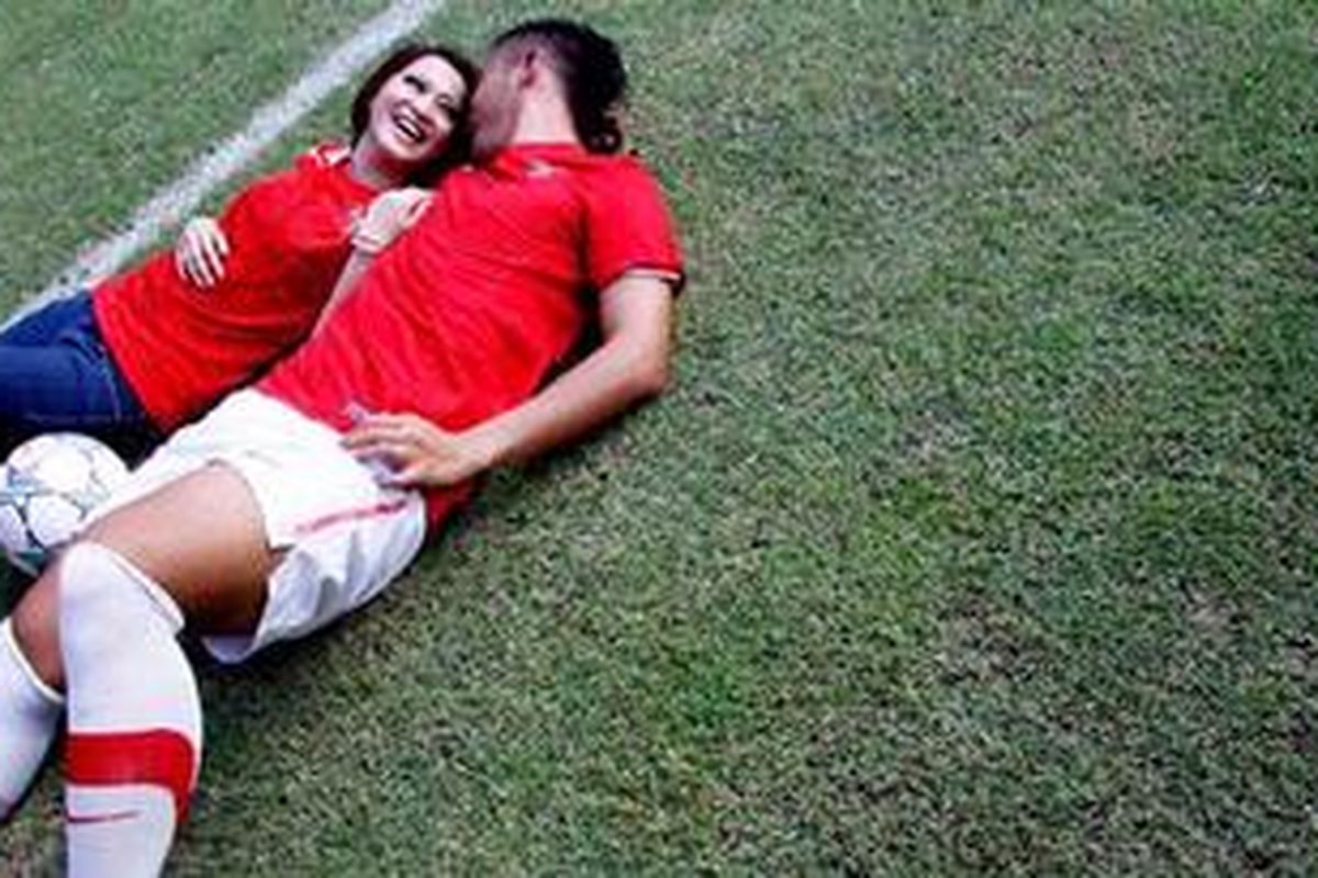 Okie Agustina dan Gunawan Dwi Cahyo menjalani pemotretan pra-pernikahan di Stadion Utama Gelora Bung Karno, Senayan, Jakarta, Selasa (6/3/2012).